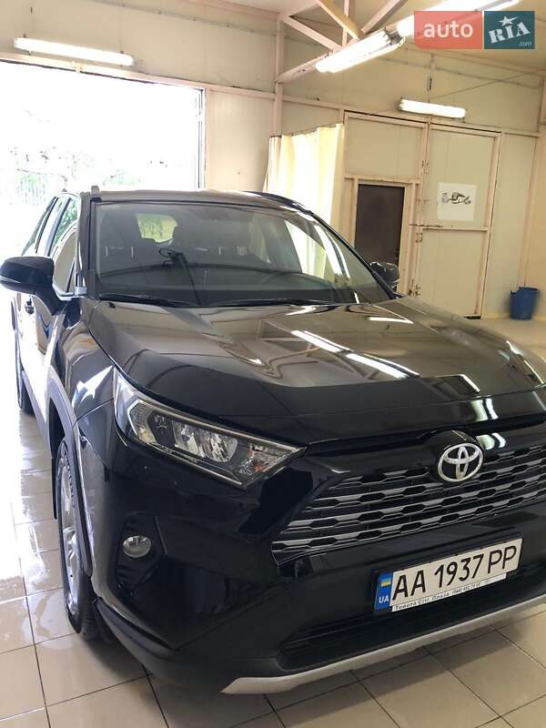 Внедорожник / Кроссовер Toyota RAV4 2019 в 