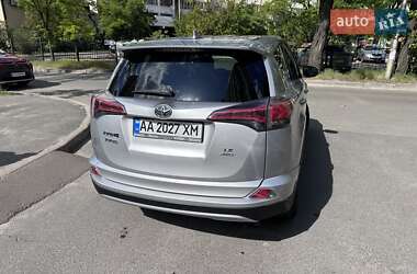 Позашляховик / Кросовер Toyota RAV4 2017 в 