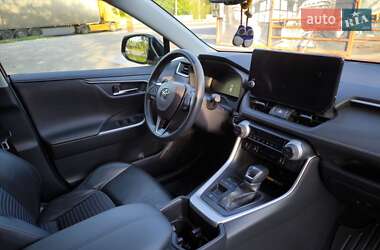 Позашляховик / Кросовер Toyota RAV4 2023 в 