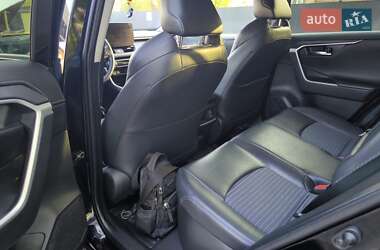 Позашляховик / Кросовер Toyota RAV4 2023 в 