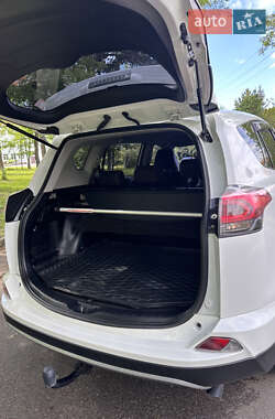 Внедорожник / Кроссовер Toyota RAV4 2017 в 