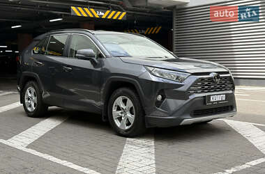 Позашляховик / Кросовер Toyota RAV4 2020 в 