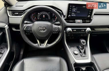 Позашляховик / Кросовер Toyota RAV4 2020 в 