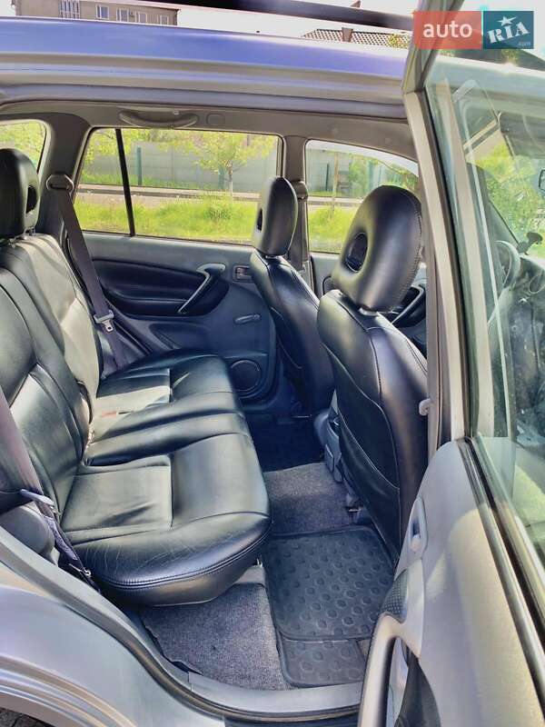 Внедорожник / Кроссовер Toyota RAV4 2002 в Луцке