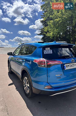 Внедорожник / Кроссовер Toyota RAV4 2018 в 