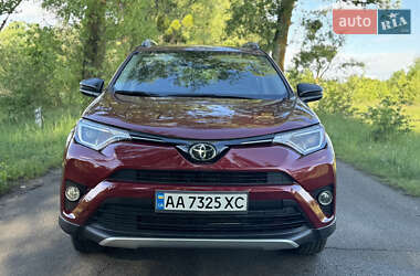 Внедорожник / Кроссовер Toyota RAV4 2018 в 