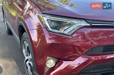 Внедорожник / Кроссовер Toyota RAV4 2018 в 