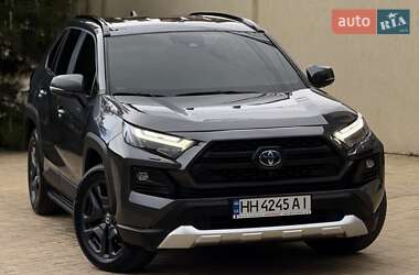 Позашляховик / Кросовер Toyota RAV4 2021 в 
