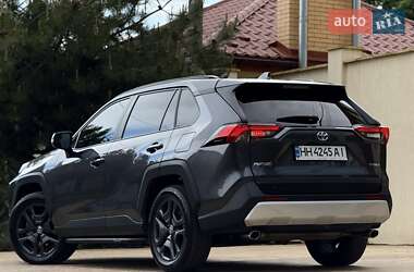 Позашляховик / Кросовер Toyota RAV4 2021 в 