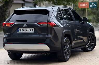 Позашляховик / Кросовер Toyota RAV4 2021 в 