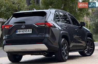 Позашляховик / Кросовер Toyota RAV4 2021 в 