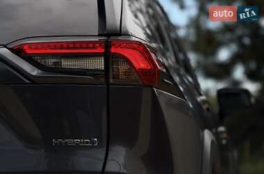 Позашляховик / Кросовер Toyota RAV4 2021 в 