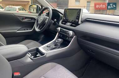 Внедорожник / Кроссовер Toyota RAV4 2020 в 