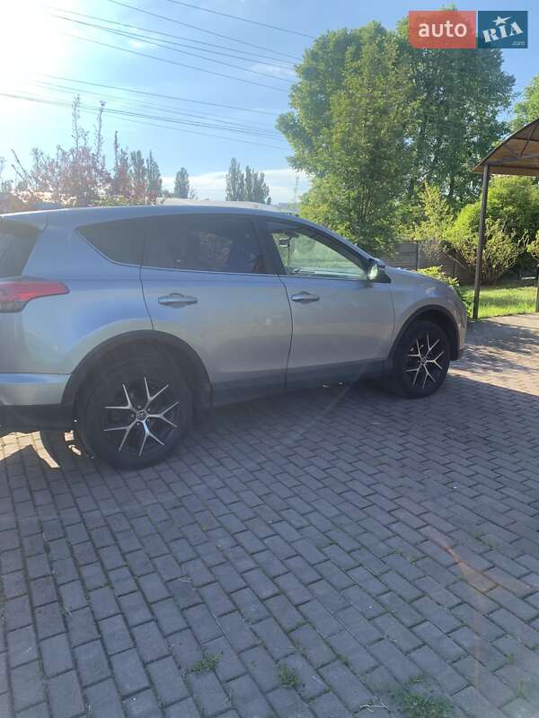 Позашляховик / Кросовер Toyota RAV4 2017 в 