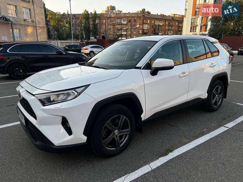 Внедорожник / Кроссовер Toyota RAV4 2019 в 