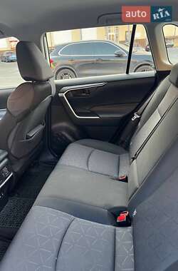 Внедорожник / Кроссовер Toyota RAV4 2019 в 