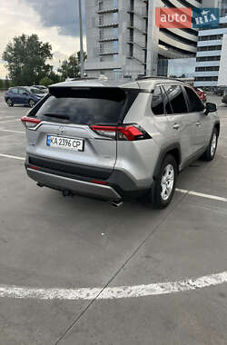 Позашляховик / Кросовер Toyota RAV4 2020 в 