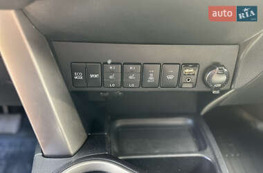 Позашляховик / Кросовер Toyota RAV4 2016 в 