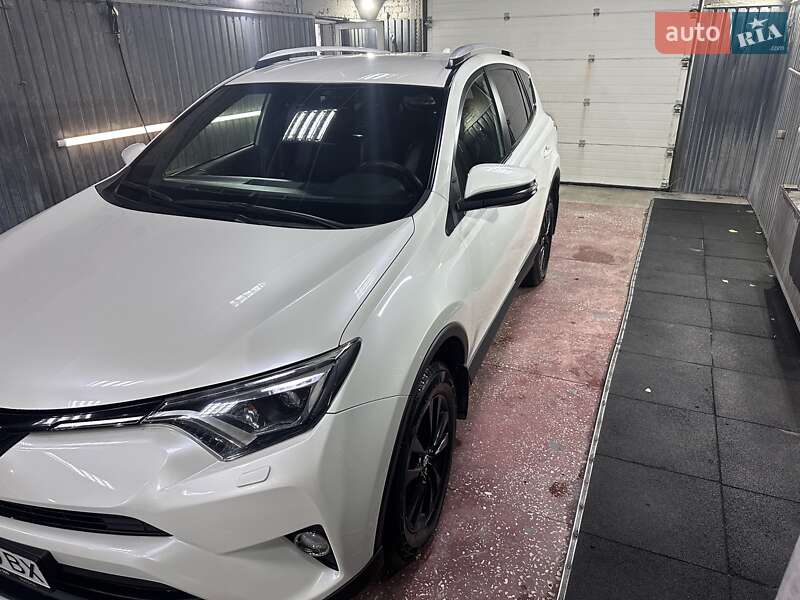 Позашляховик / Кросовер Toyota RAV4 2015 в Сумах