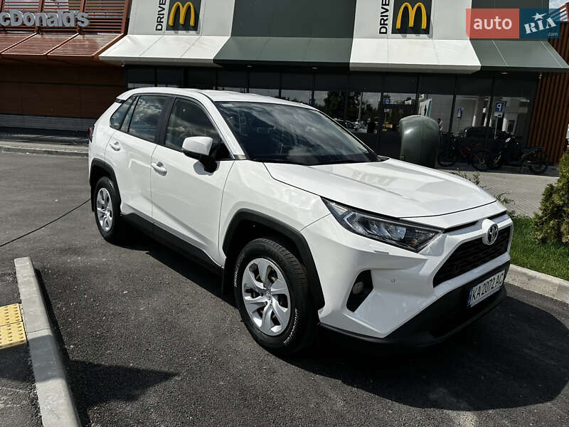 Внедорожник / Кроссовер Toyota RAV4 2019 в 