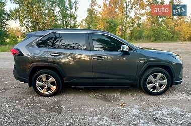 Позашляховик / Кросовер Toyota RAV4 2020 в 