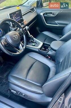 Позашляховик / Кросовер Toyota RAV4 2020 в 