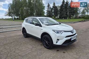 Позашляховик / Кросовер Toyota RAV4 2018 в 
