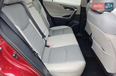 Позашляховик / Кросовер Toyota RAV4 2020 в 
