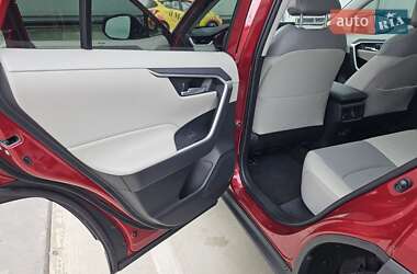 Позашляховик / Кросовер Toyota RAV4 2020 в 