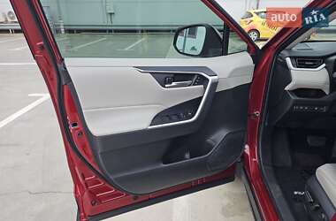 Позашляховик / Кросовер Toyota RAV4 2020 в 