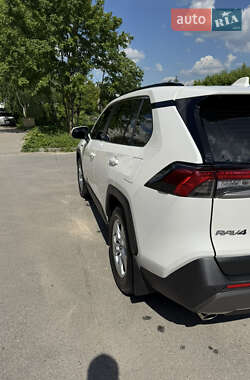 Позашляховик / Кросовер Toyota RAV4 2019 в 