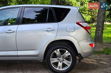 Позашляховик / Кросовер Toyota RAV4 2010 в 