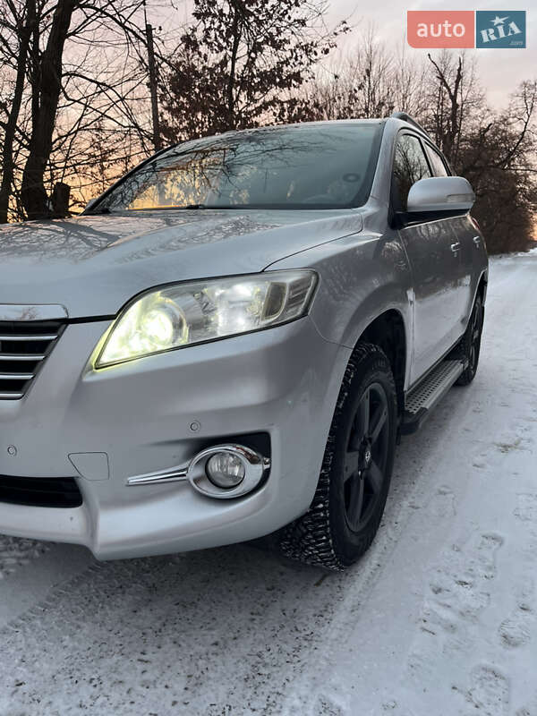 Внедорожник / Кроссовер Toyota RAV4 2013 в 
