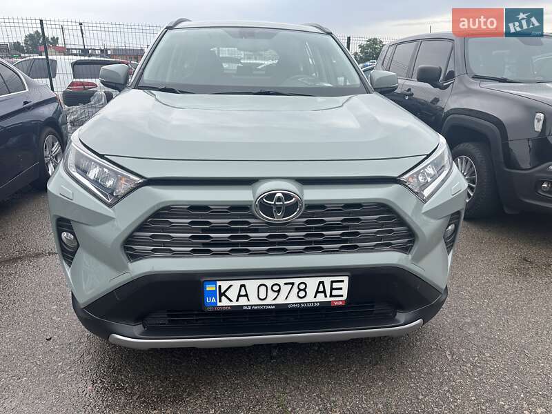 Внедорожник / Кроссовер Toyota RAV4 2019 в 