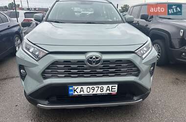Внедорожник / Кроссовер Toyota RAV4 2019 в 