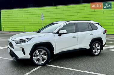 Позашляховик / Кросовер Toyota RAV4 2020 в 