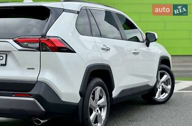 Позашляховик / Кросовер Toyota RAV4 2020 в 