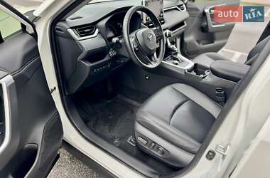 Позашляховик / Кросовер Toyota RAV4 2020 в 