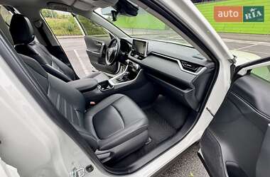 Позашляховик / Кросовер Toyota RAV4 2020 в 