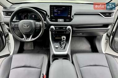 Позашляховик / Кросовер Toyota RAV4 2020 в 