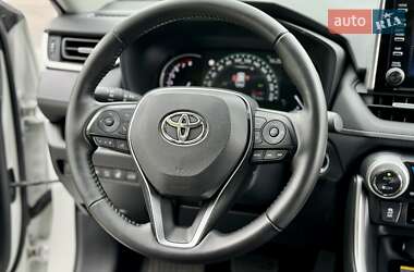 Позашляховик / Кросовер Toyota RAV4 2020 в 