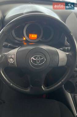 Позашляховик / Кросовер Toyota RAV4 2008 в 