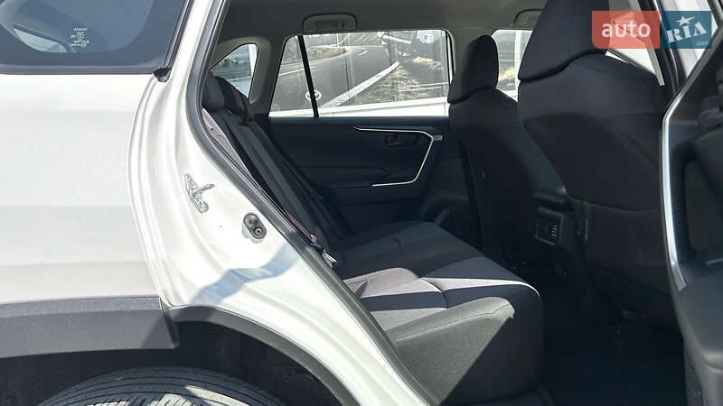 Внедорожник / Кроссовер Toyota RAV4 2021 в Черновцах