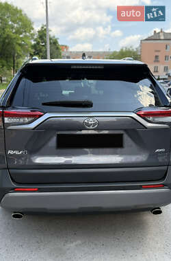 Внедорожник / Кроссовер Toyota RAV4 2020 в 