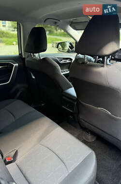 Внедорожник / Кроссовер Toyota RAV4 2020 в 