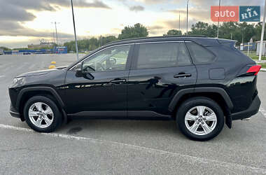 Позашляховик / Кросовер Toyota RAV4 2020 в 