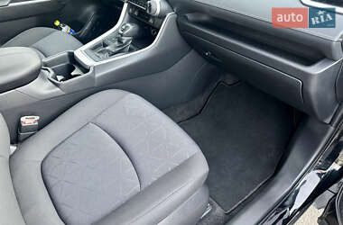Позашляховик / Кросовер Toyota RAV4 2020 в 