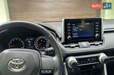 Внедорожник / Кроссовер Toyota RAV4 2020 в 
