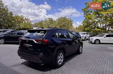 Внедорожник / Кроссовер Toyota RAV4 2019 в 