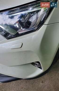 Позашляховик / Кросовер Toyota RAV4 2016 в 